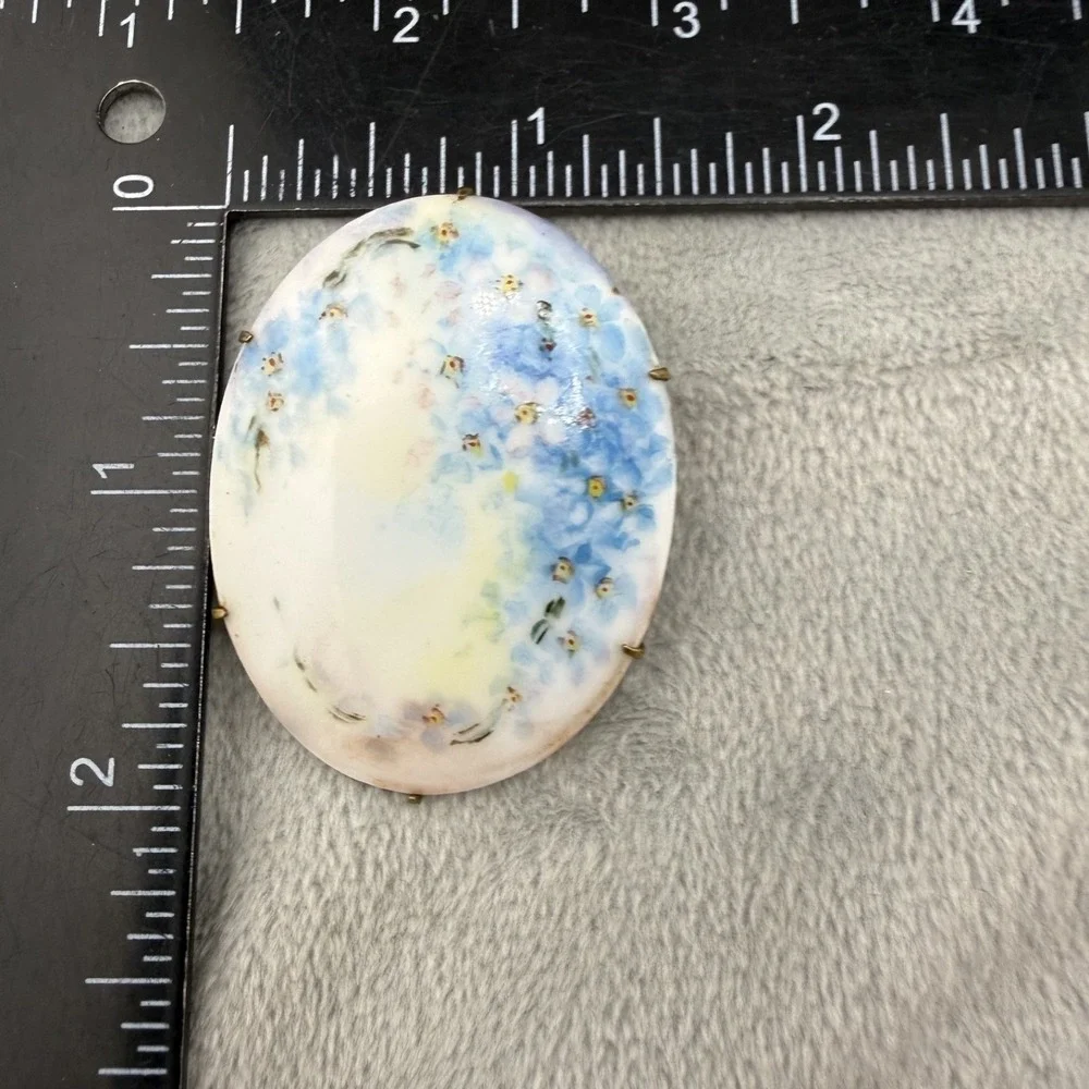 Vintage Victorian Brooch‎ Hand Painted Flower Porcelain